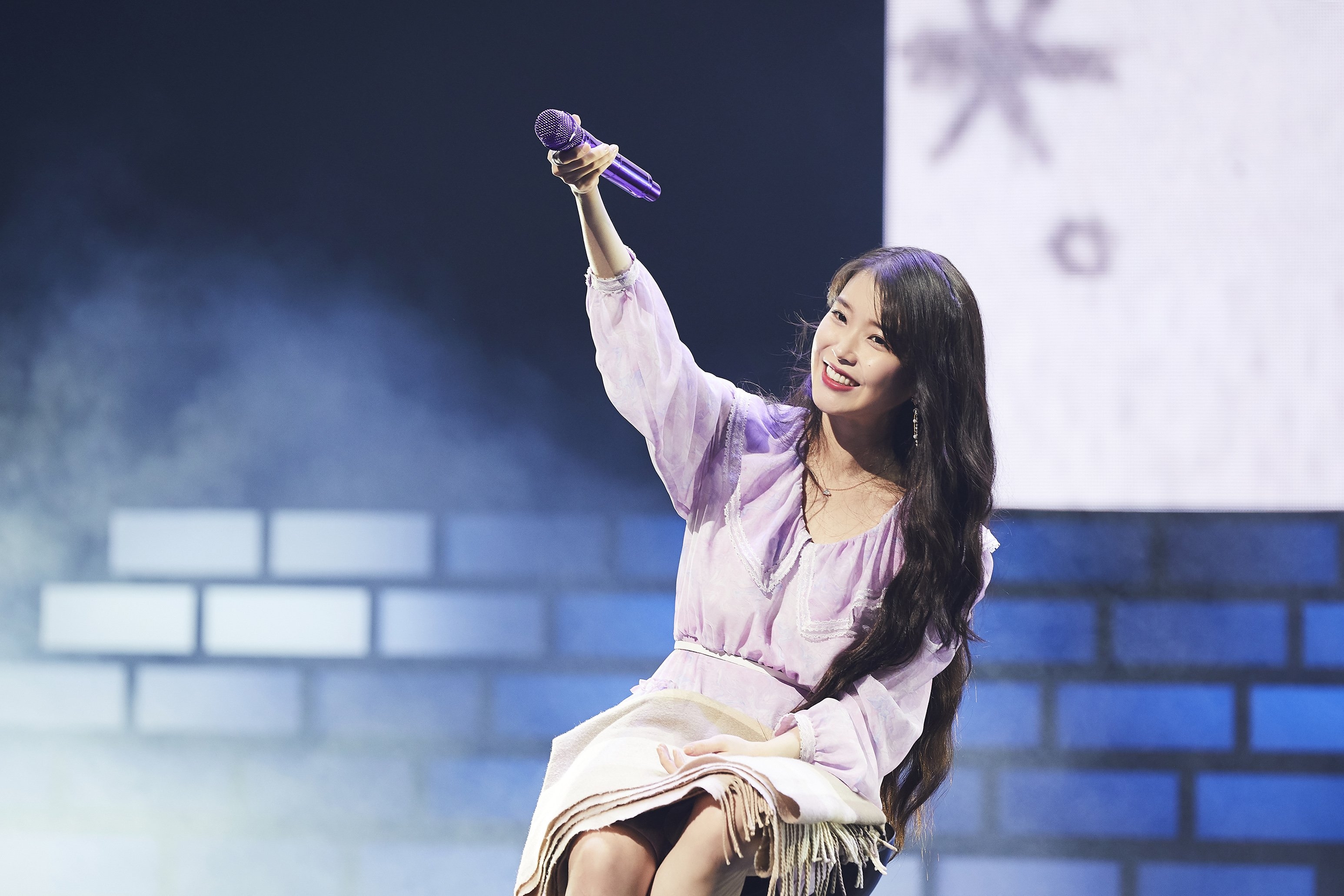 IU tổ chức fanmeeting kỷ niệm 11 năm vào nghề cực hoành tráng