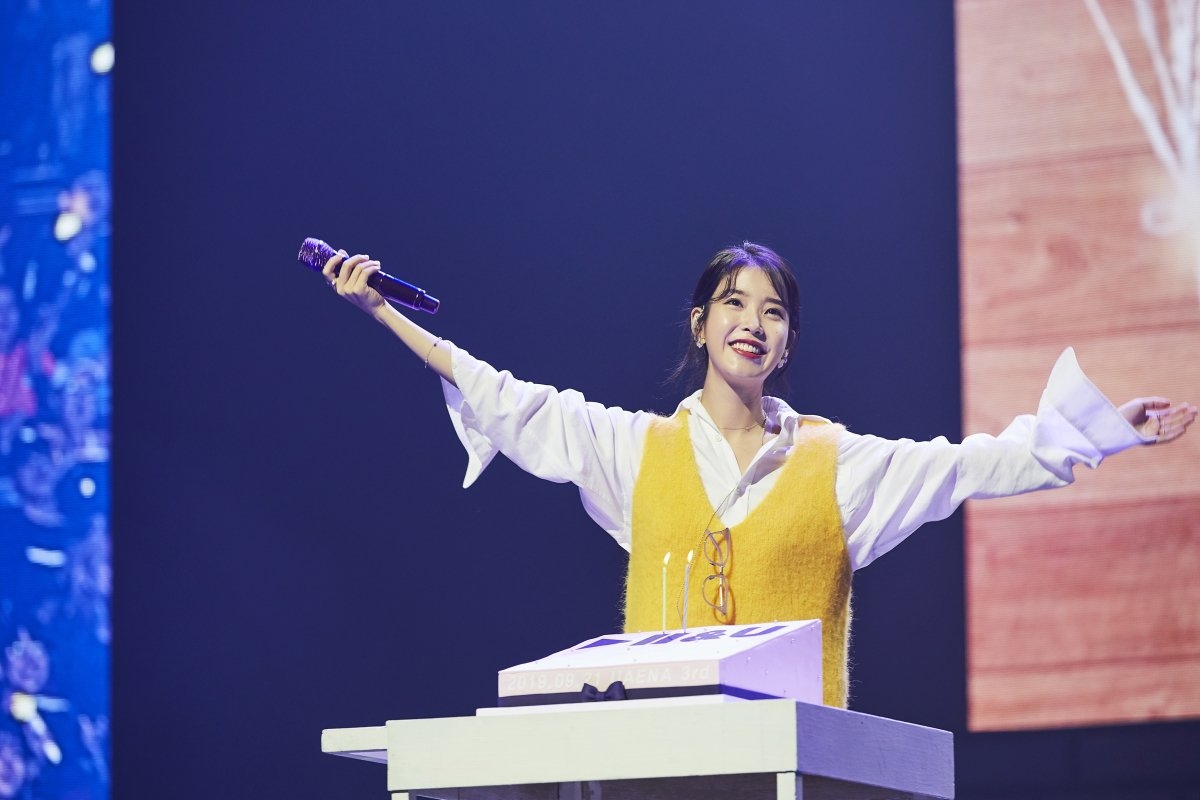 IU tổ chức fanmeeting kỷ niệm 11 năm vào nghề cực hoành tráng