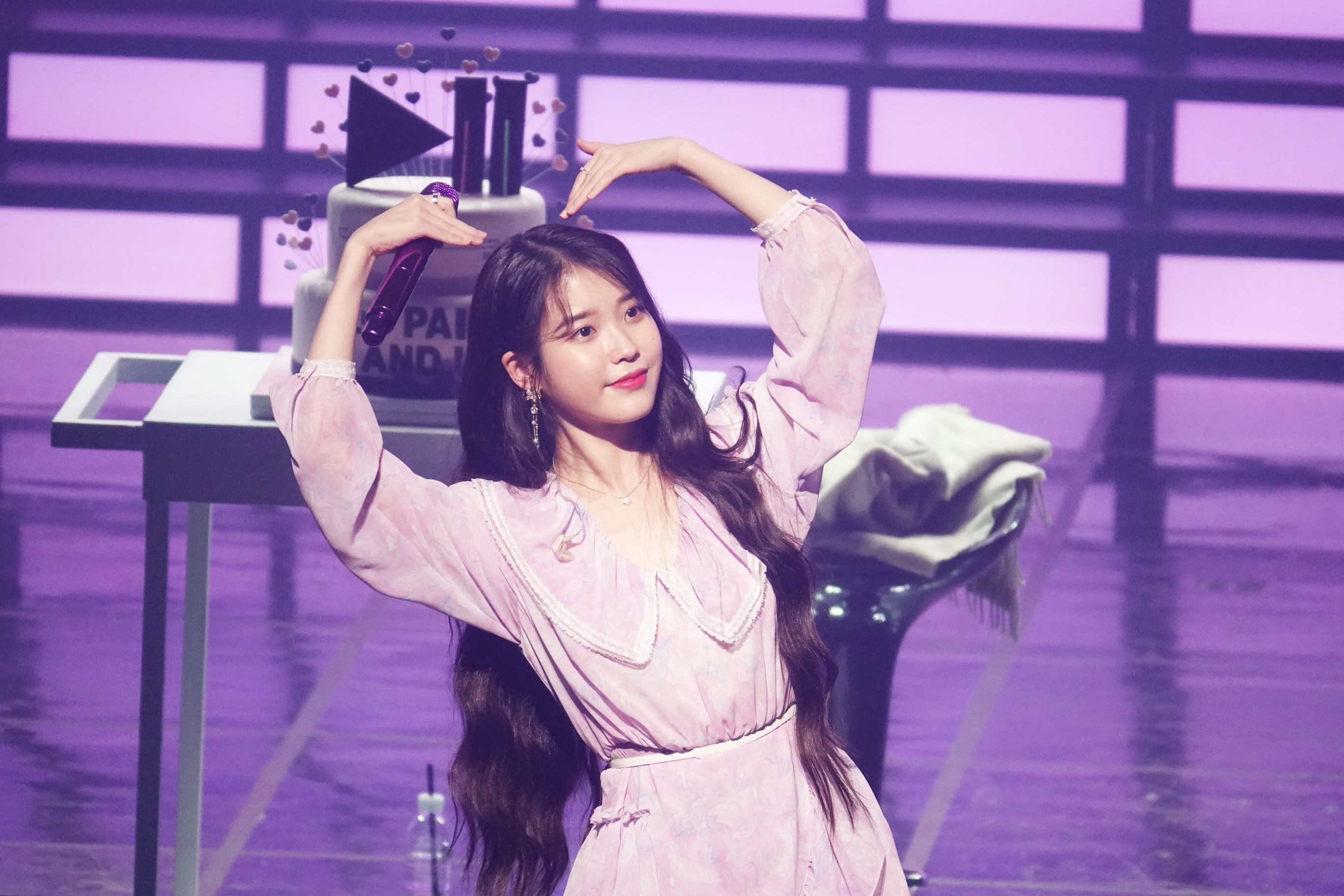 IU tổ chức fanmeeting kỷ niệm 11 năm vào nghề cực hoành tráng