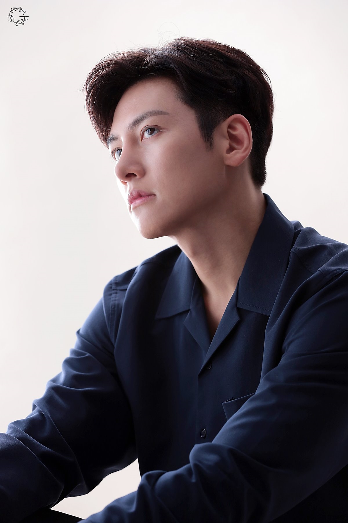 Ji Chang Wook tung bộ ảnh hậu trường chụp poster drama mới