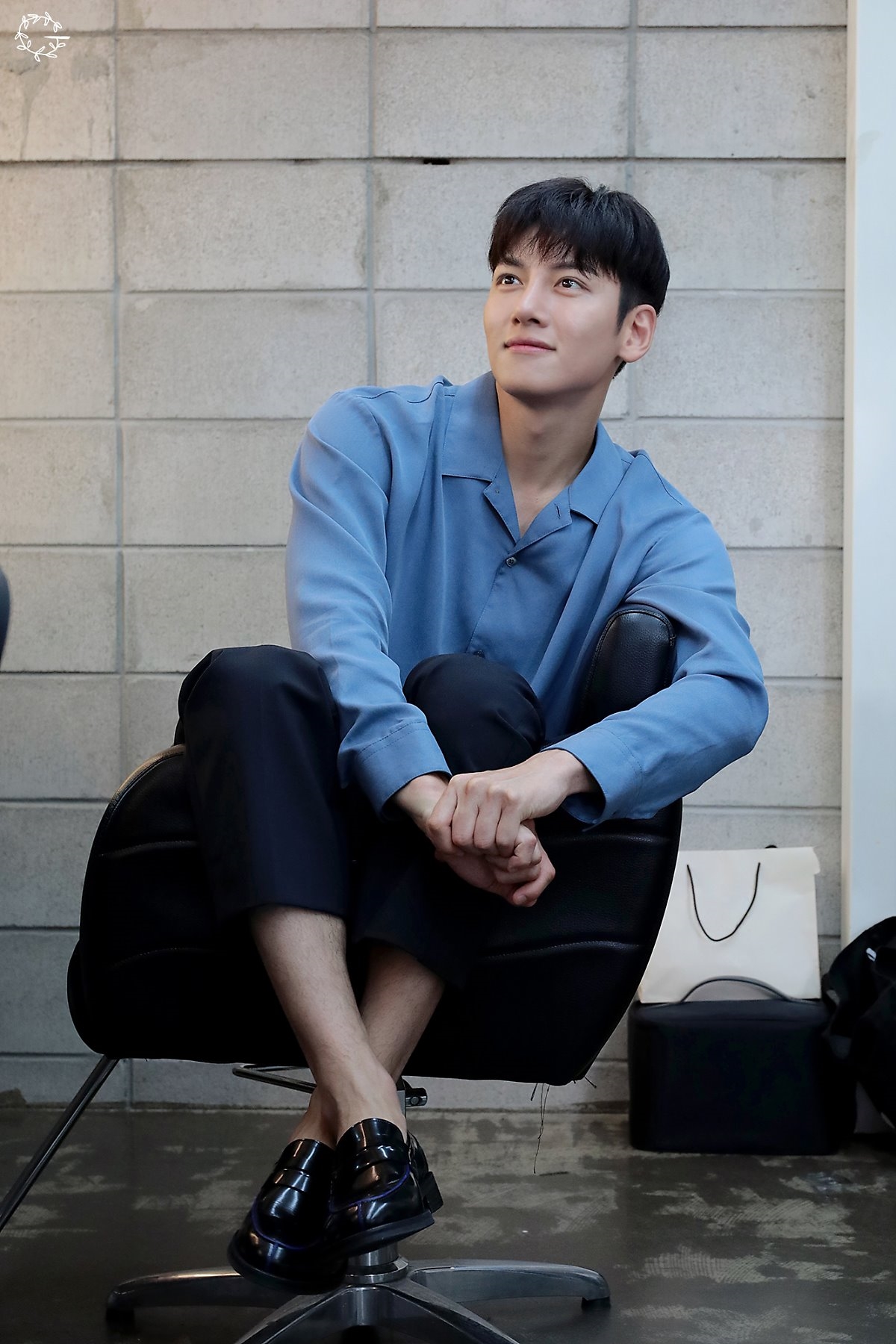 Ji Chang Wook tung bộ ảnh hậu trường chụp poster drama mới