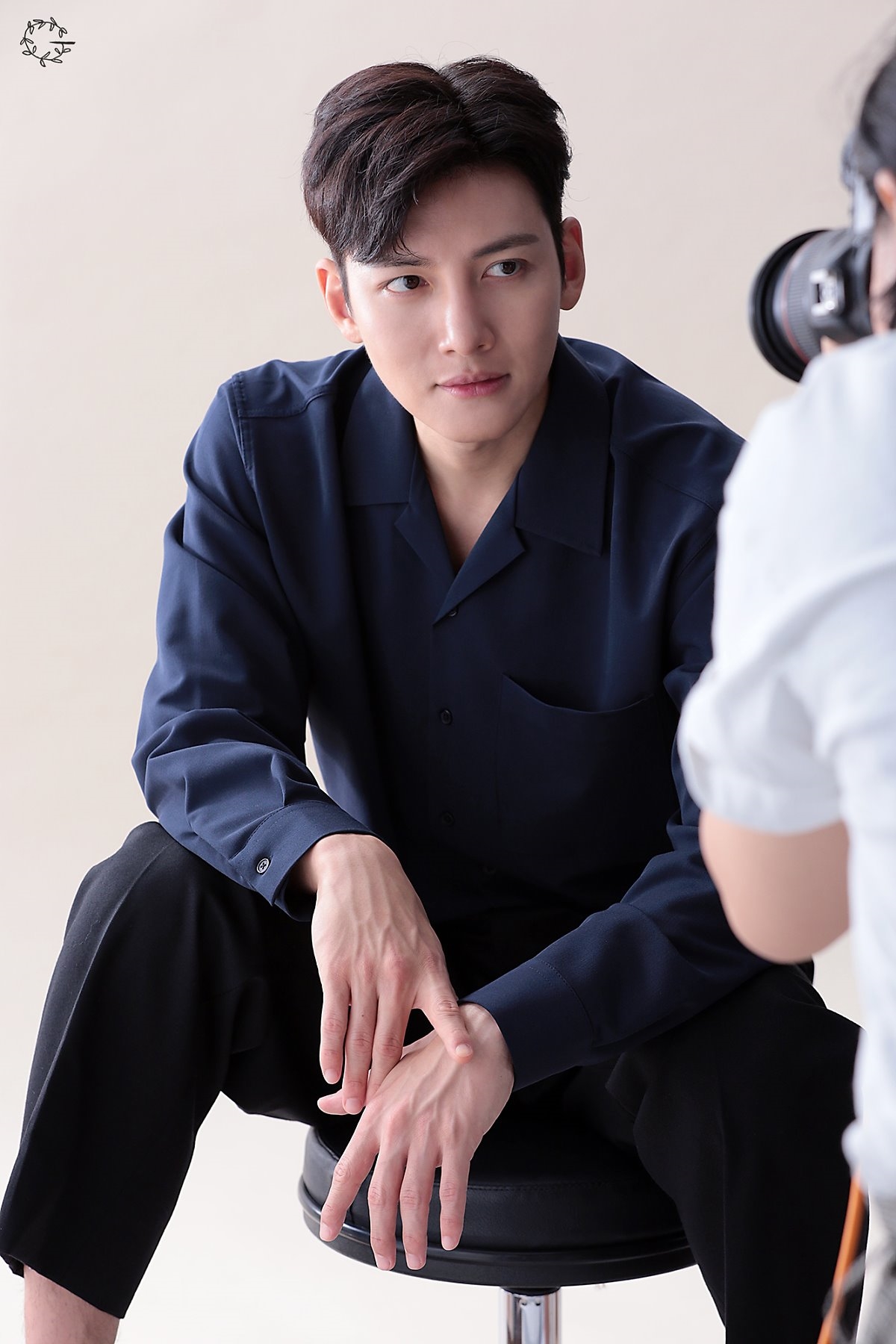 Ji Chang Wook tung bộ ảnh hậu trường chụp poster drama mới