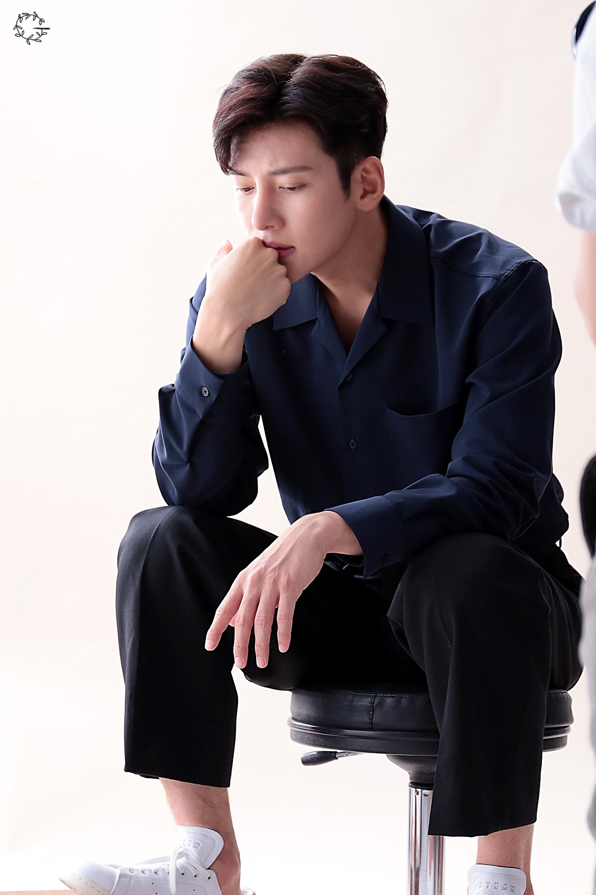 Ji Chang Wook tung bộ ảnh hậu trường chụp poster drama mới