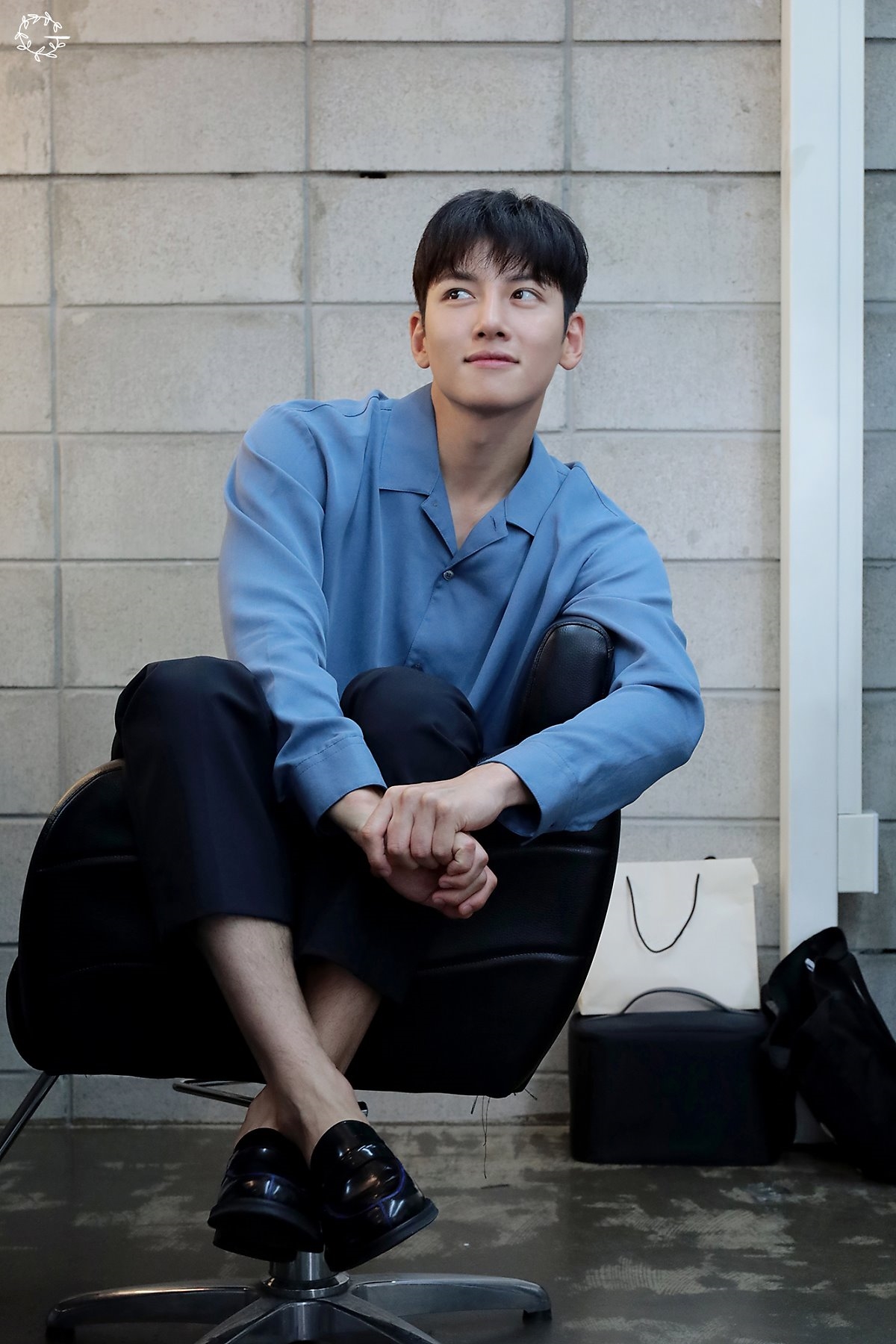 Ji Chang Wook tung bộ ảnh hậu trường chụp poster drama mới