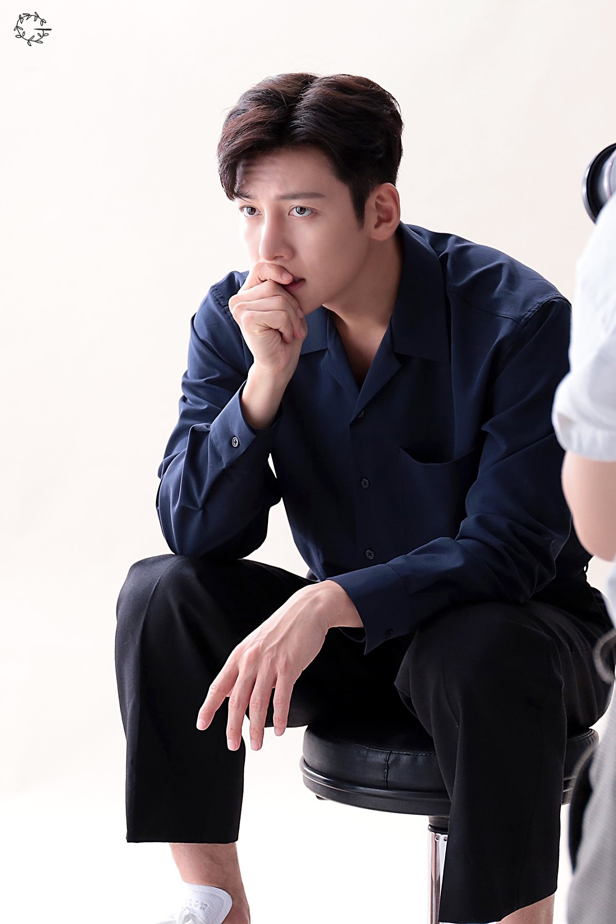 Ji Chang Wook tung bộ ảnh hậu trường chụp poster drama mới