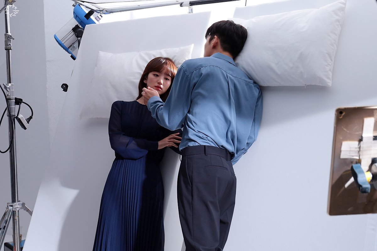 Ji Chang Wook tung bộ ảnh hậu trường chụp poster drama mới