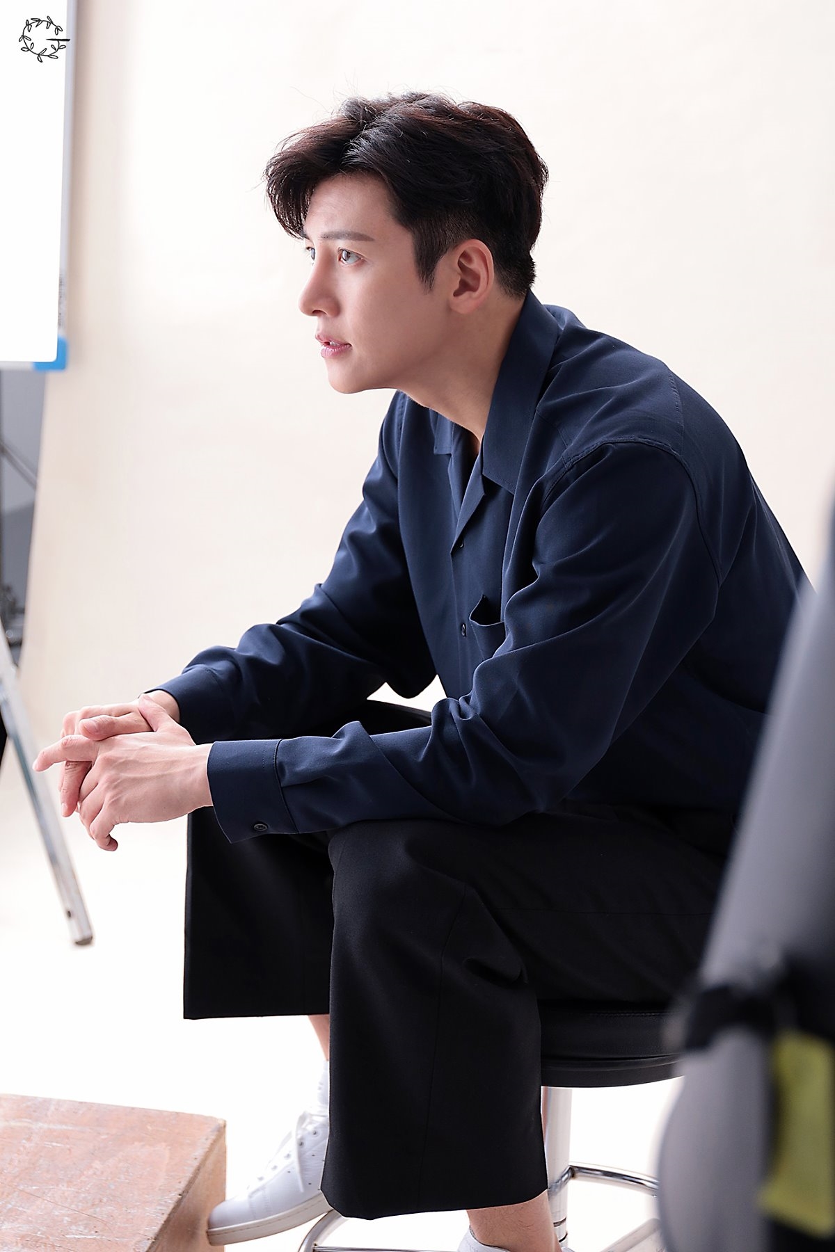 Ji Chang Wook tung bộ ảnh hậu trường chụp poster drama mới