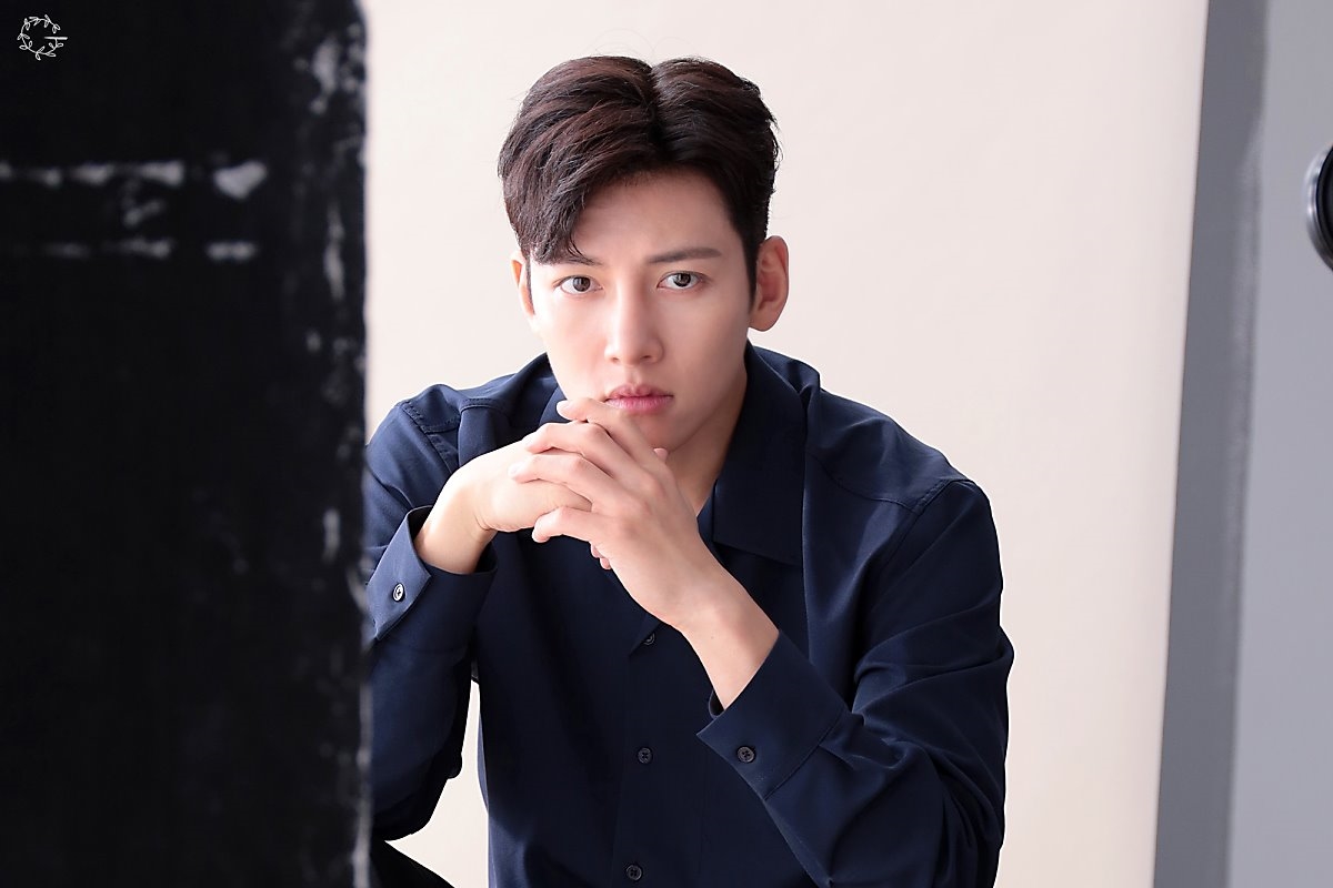 Ji Chang Wook tung bộ ảnh hậu trường chụp poster drama mới