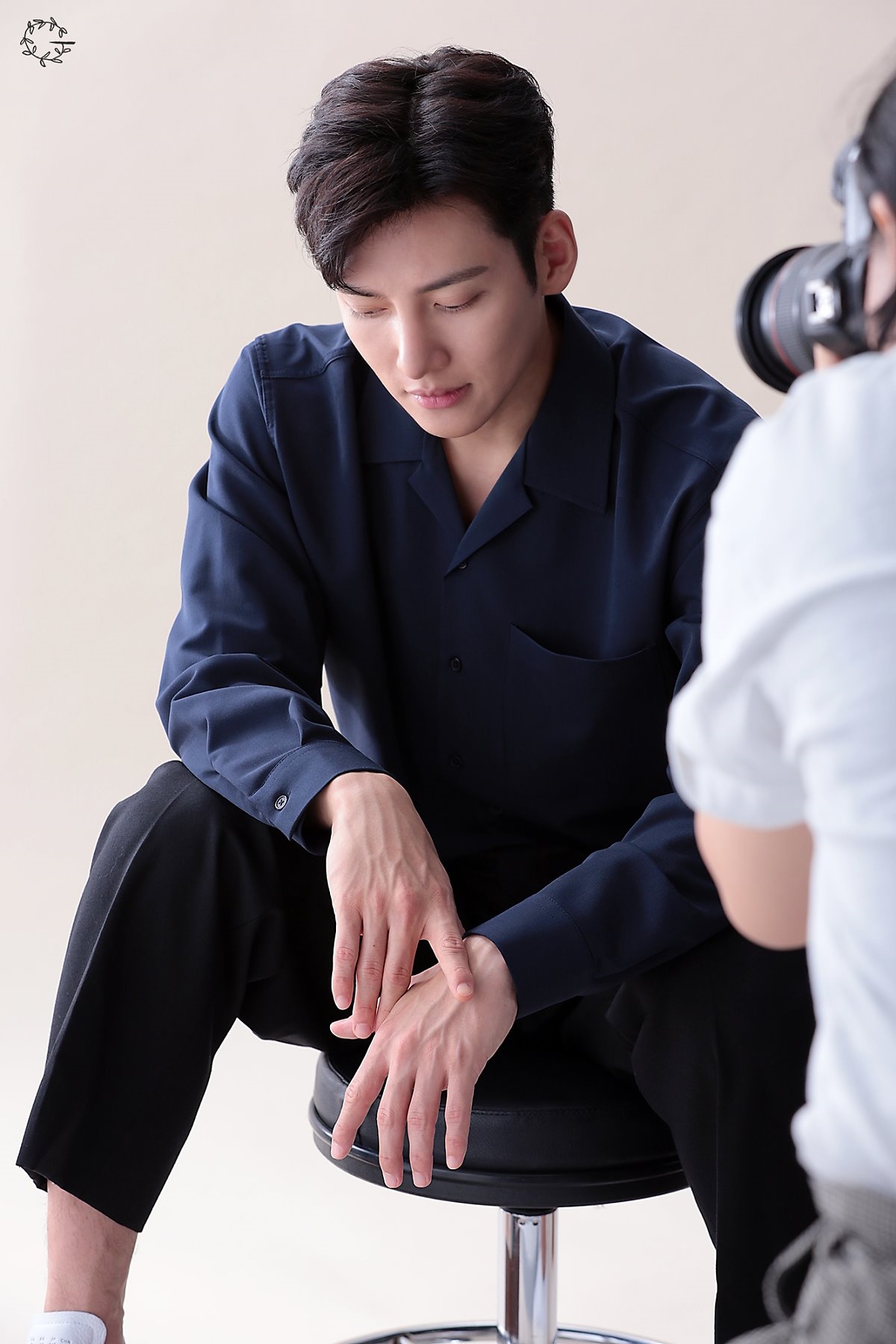 Ji Chang Wook tung bộ ảnh hậu trường chụp poster drama mới