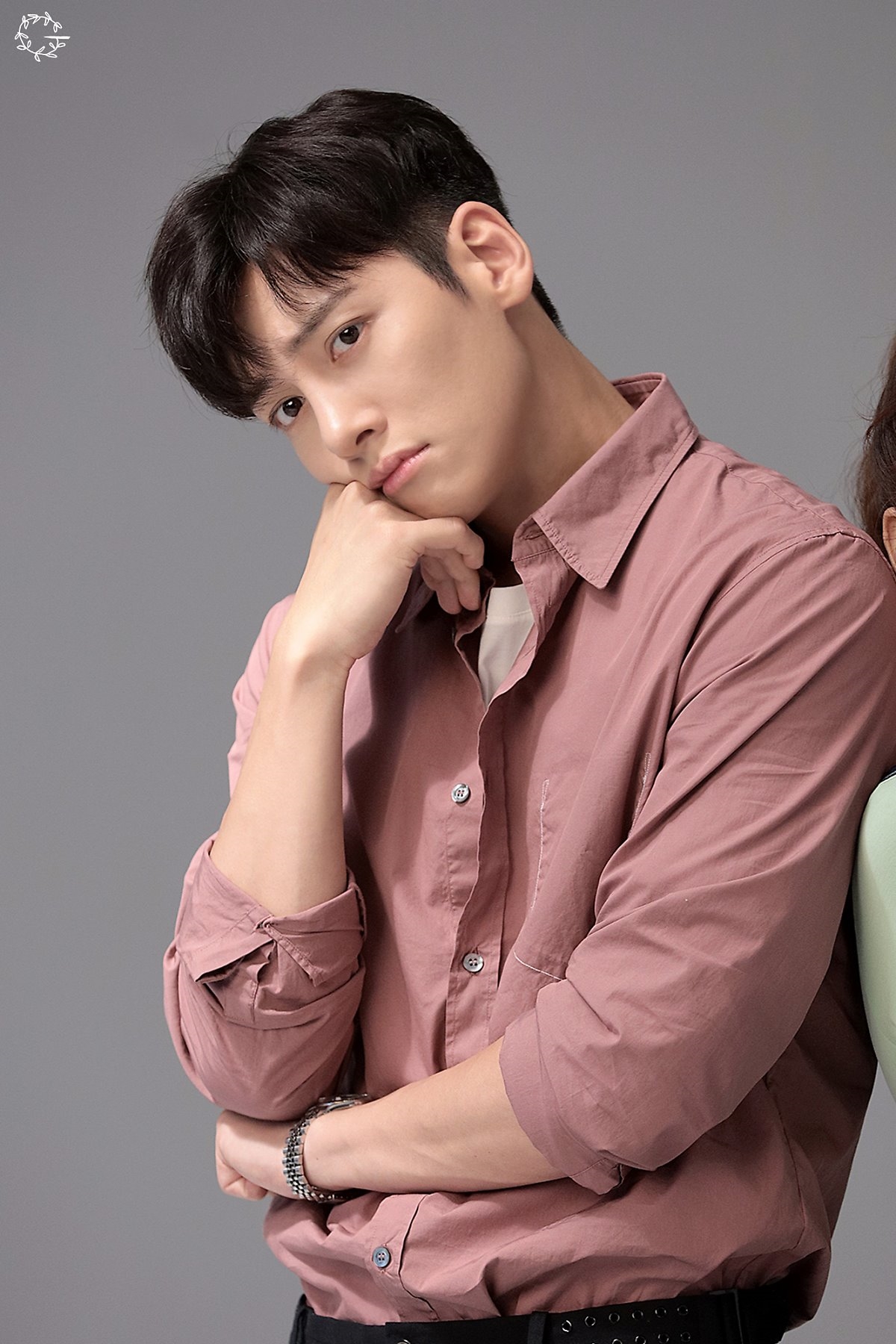 Ji Chang Wook tung bộ ảnh hậu trường chụp poster drama mới