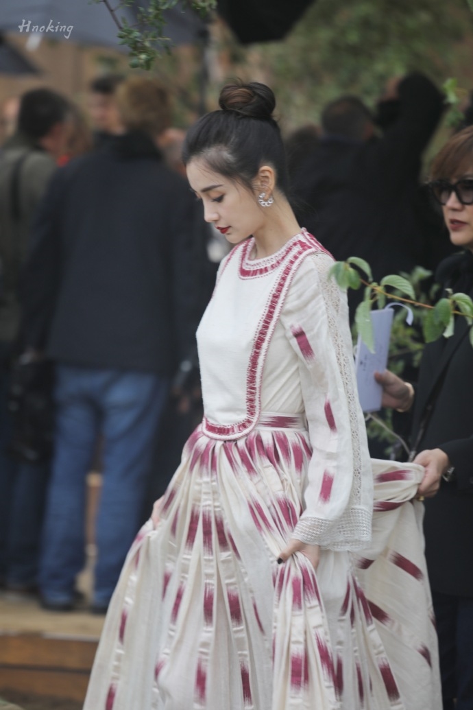 AngelaBaby đốn tim netizen vì loạt ảnh không photoshop ở trời Tây