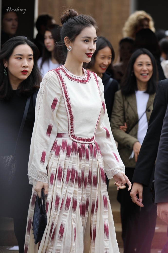 AngelaBaby đốn tim netizen vì loạt ảnh không photoshop ở trời Tây