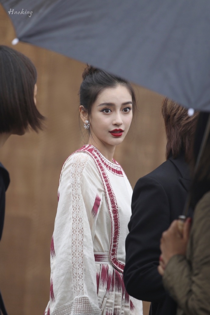 AngelaBaby đốn tim netizen vì loạt ảnh không photoshop ở trời Tây