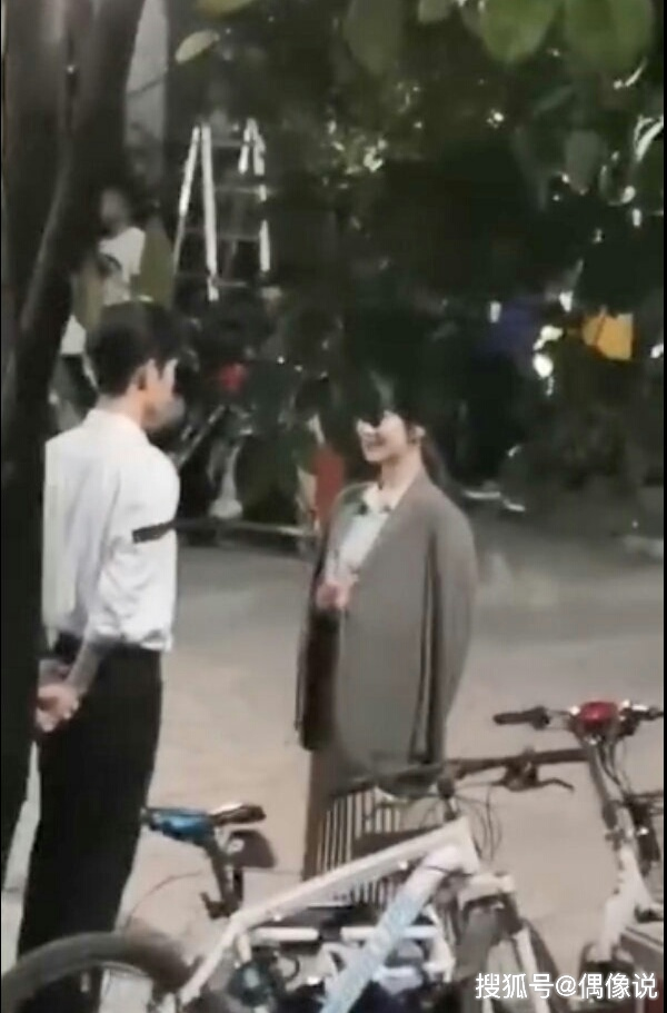 Tiêu Chiến bị fan Dương Tử kể tội, quay hơn 1 tháng nghỉ hết 19 ngày