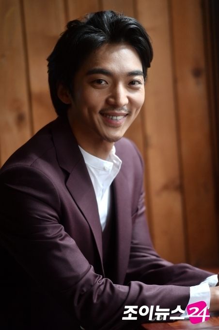 Song Joong Ki được đồng nghiệp đóng chung phim khen hết lời