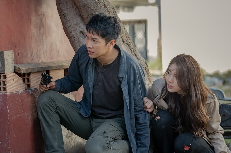 Lee Seung Gi và Suzy đầy căng thẳng trong loạt ảnh mới của 'Vagabond'