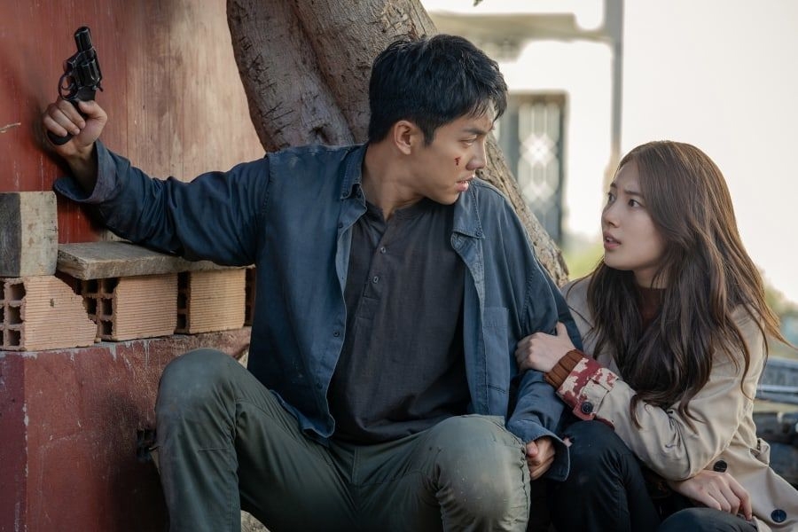 Lee Seung Gi và Suzy đầy căng thẳng trong loạt ảnh mới của 'Vagabond'
