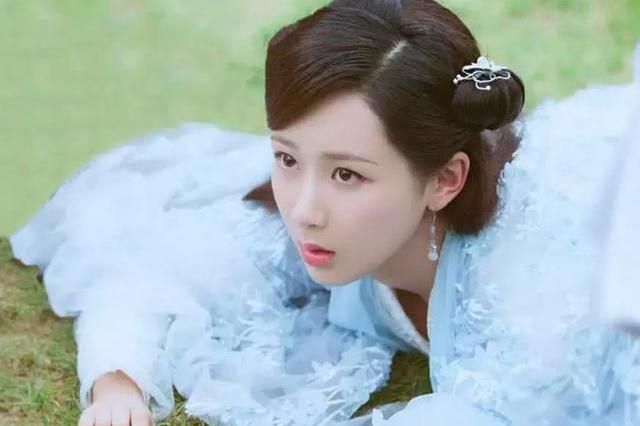 Cảnh ngã của dàn mỹ nhân Cbiz trên màn ảnh đốn tim fan