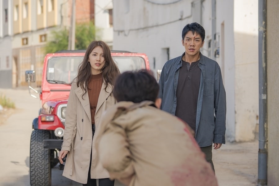 Lee Seung Gi và Suzy đầy căng thẳng trong loạt ảnh mới của 'Vagabond'