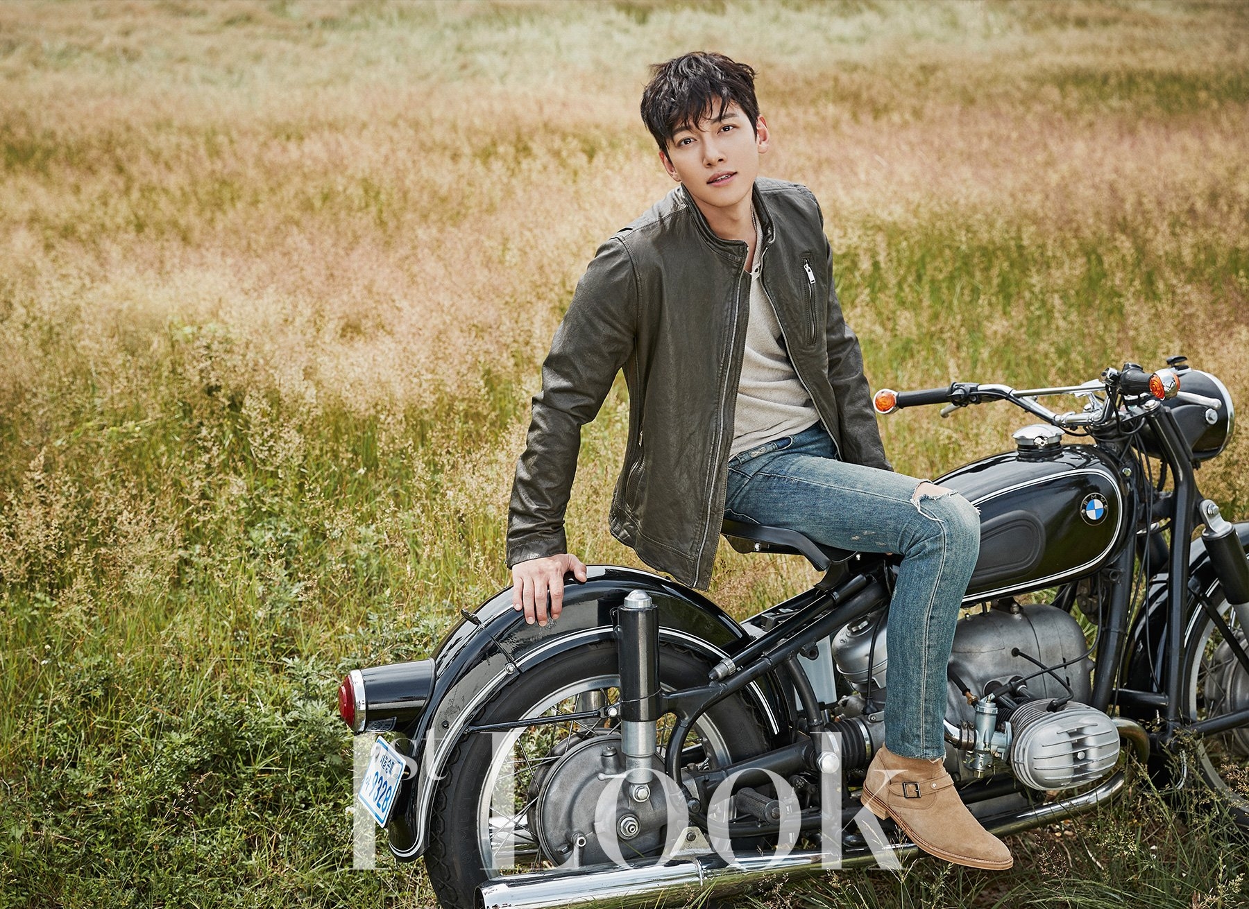 Ji Chang Wook tung bộ ảnh tạp chí chất ngất đầu tiên hậu xuất ngũ