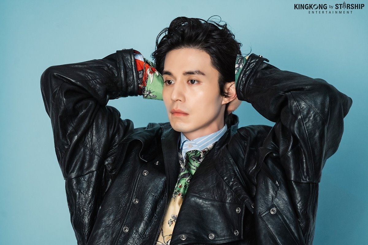 Lee Dong Wook đẹp ma mị với kiểu tóc mới trong bộ ảnh chụp tạp chí mới