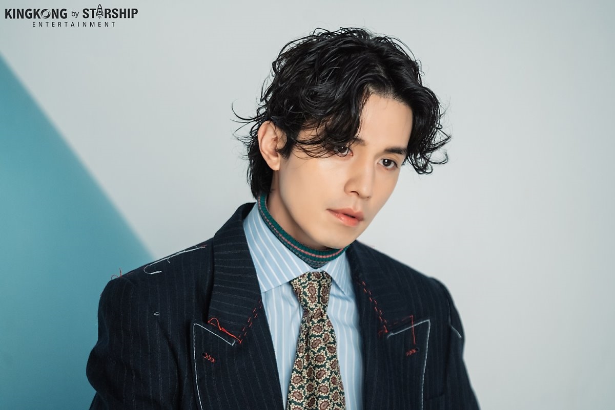 Lee Dong Wook đẹp ma mị với kiểu tóc mới trong bộ ảnh chụp tạp chí mới