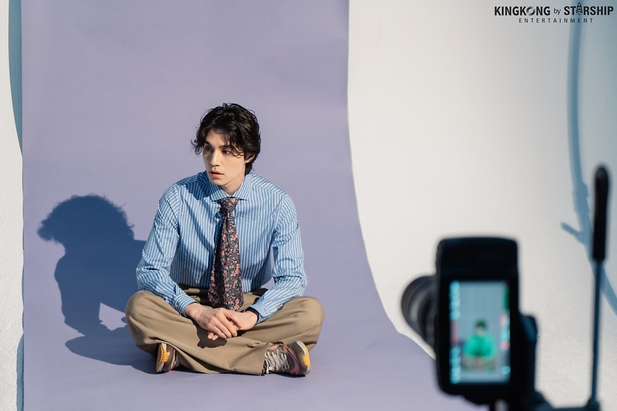 Lee Dong Wook đẹp ma mị với kiểu tóc mới trong bộ ảnh chụp tạp chí mới