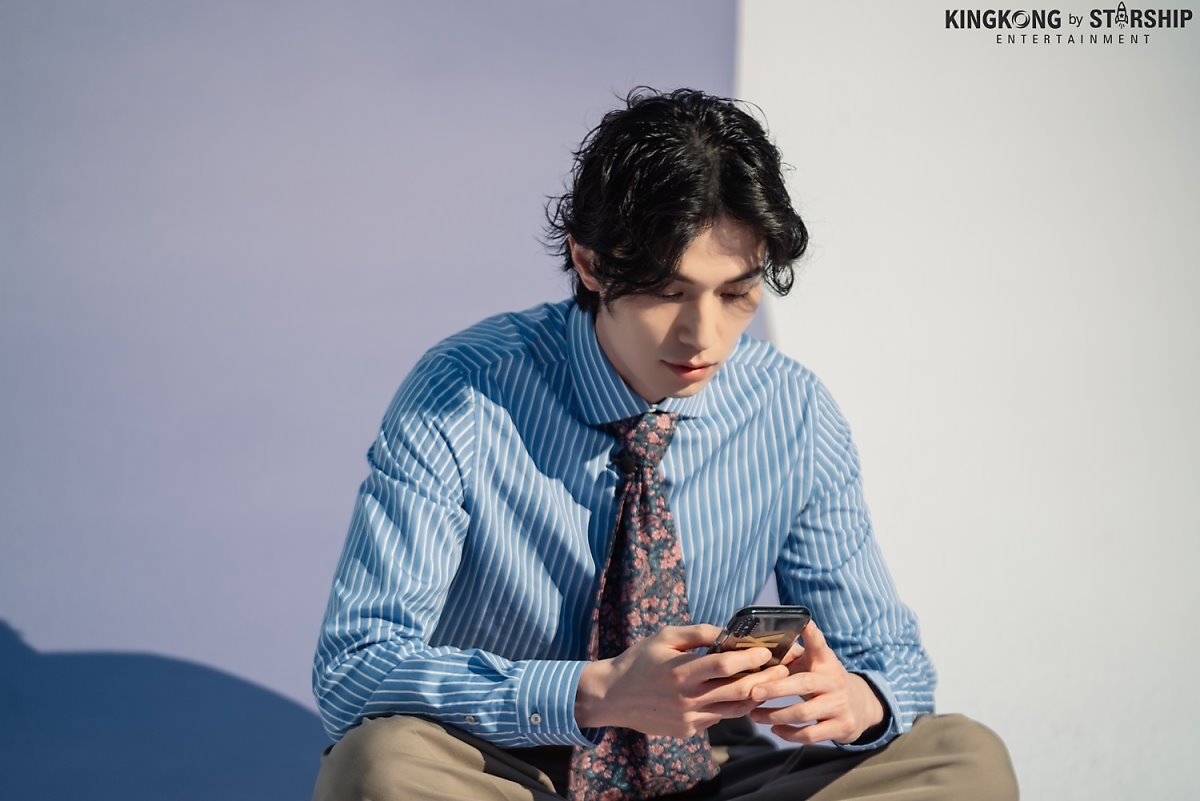 Lee Dong Wook đẹp ma mị với kiểu tóc mới trong bộ ảnh chụp tạp chí mới