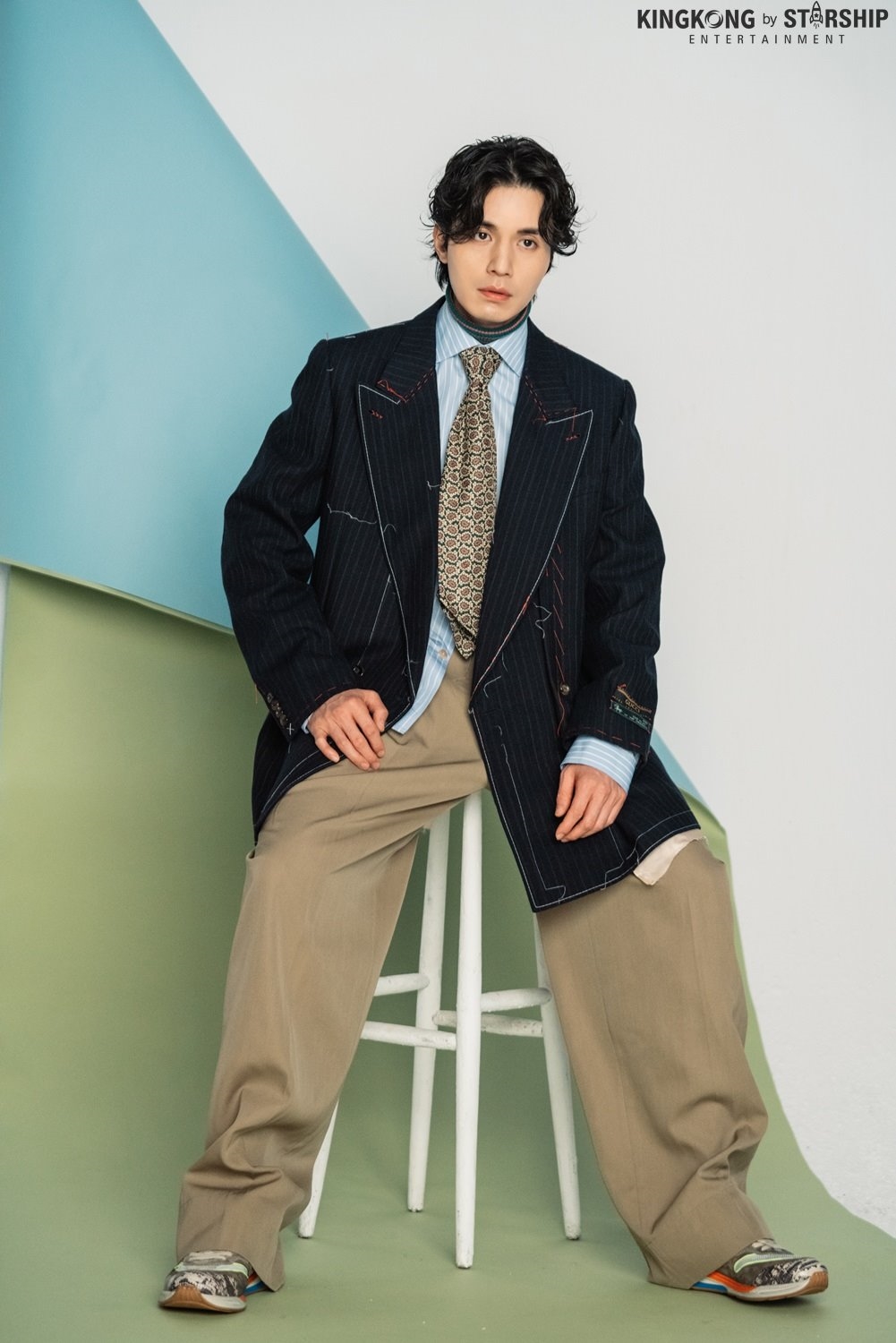 Lee Dong Wook đẹp ma mị với kiểu tóc mới trong bộ ảnh chụp tạp chí mới