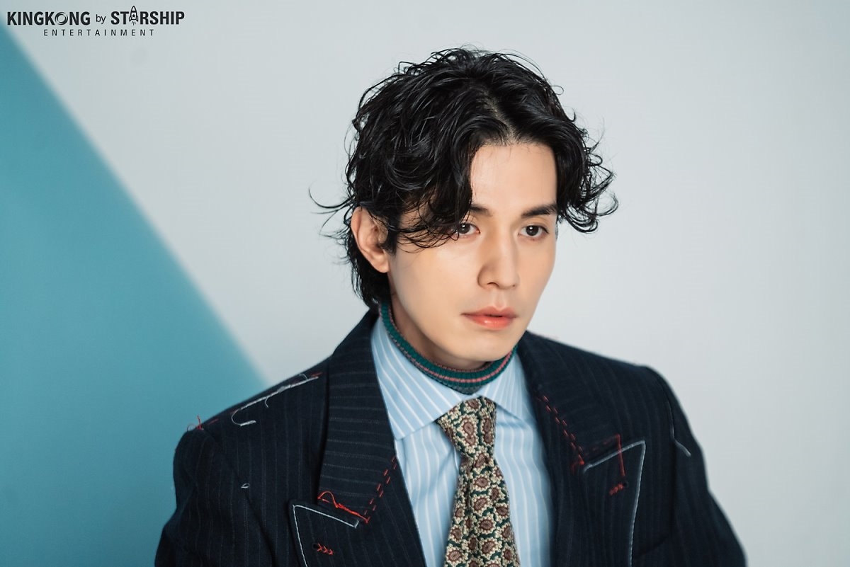 Lee Dong Wook đẹp ma mị với kiểu tóc mới trong bộ ảnh chụp tạp chí mới