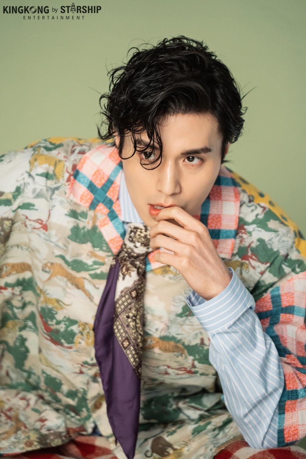 Lee Dong Wook đẹp ma mị với kiểu tóc mới trong bộ ảnh chụp tạp chí mới