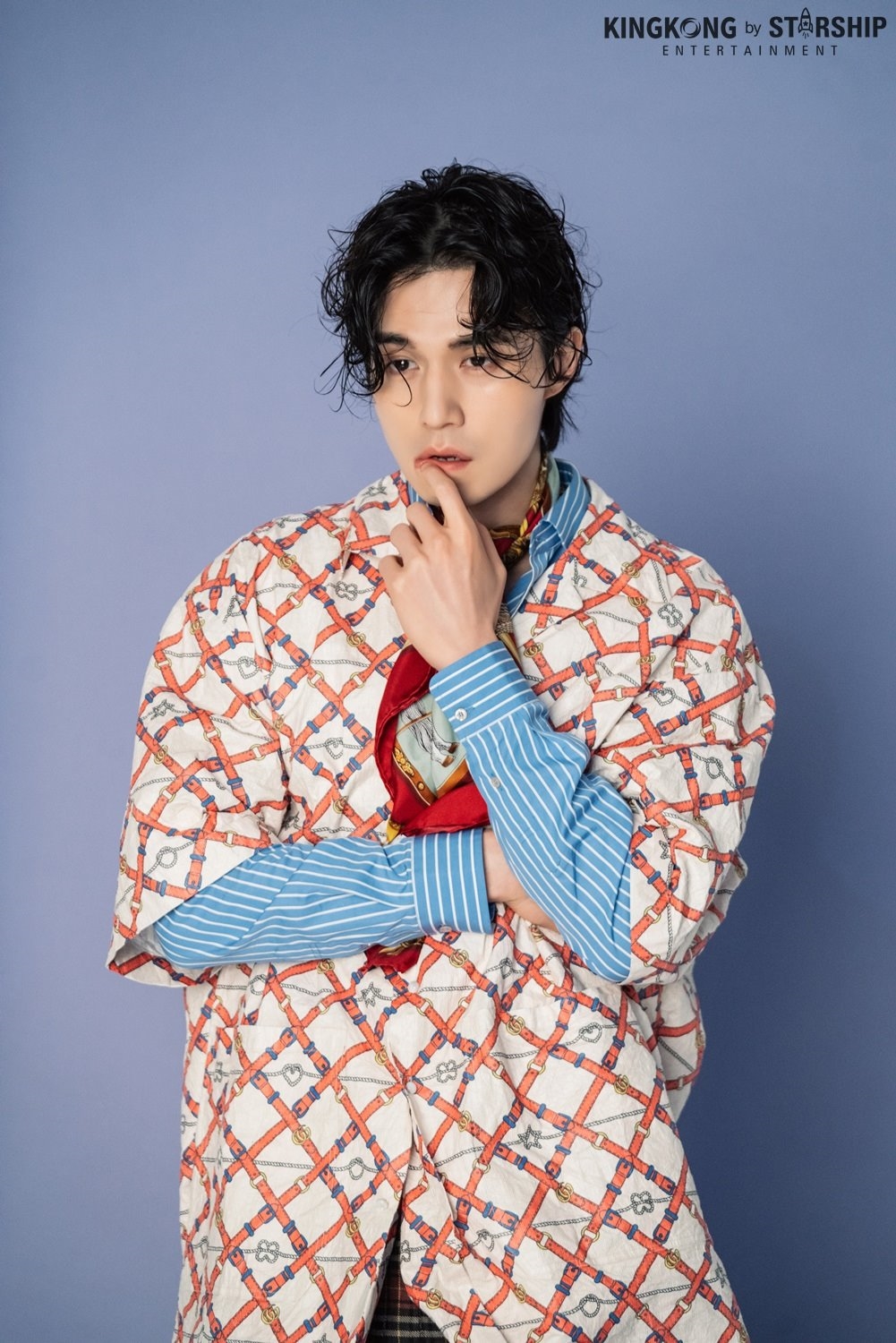 Lee Dong Wook đẹp ma mị với kiểu tóc mới trong bộ ảnh chụp tạp chí mới