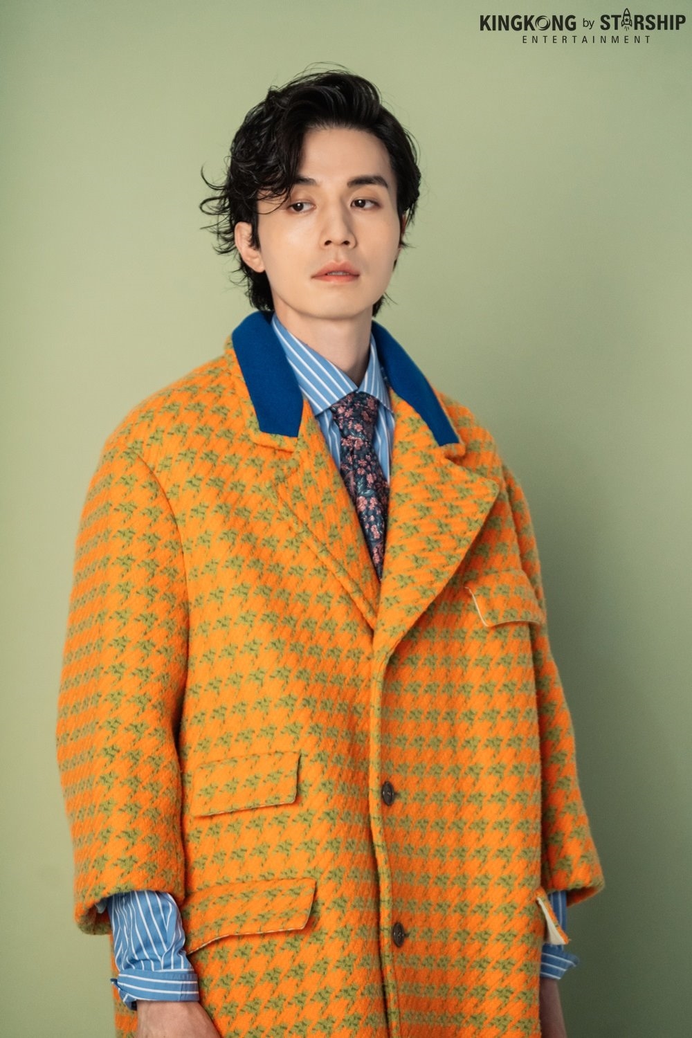 Lee Dong Wook đẹp ma mị với kiểu tóc mới trong bộ ảnh chụp tạp chí mới