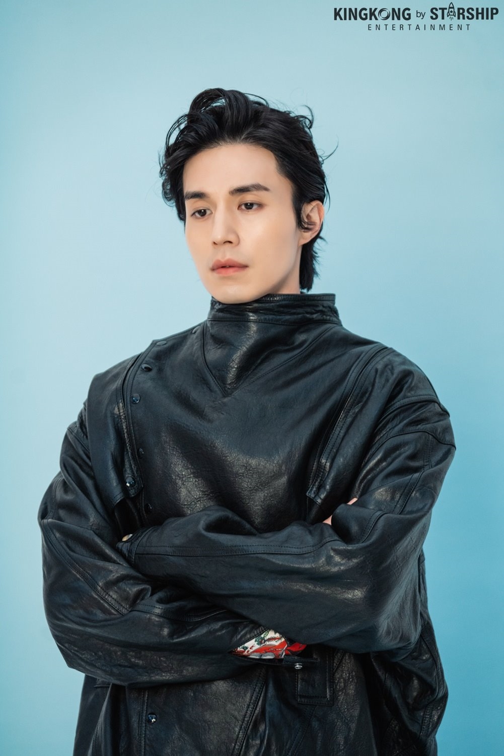 Lee Dong Wook đẹp ma mị với kiểu tóc mới trong bộ ảnh chụp tạp chí mới