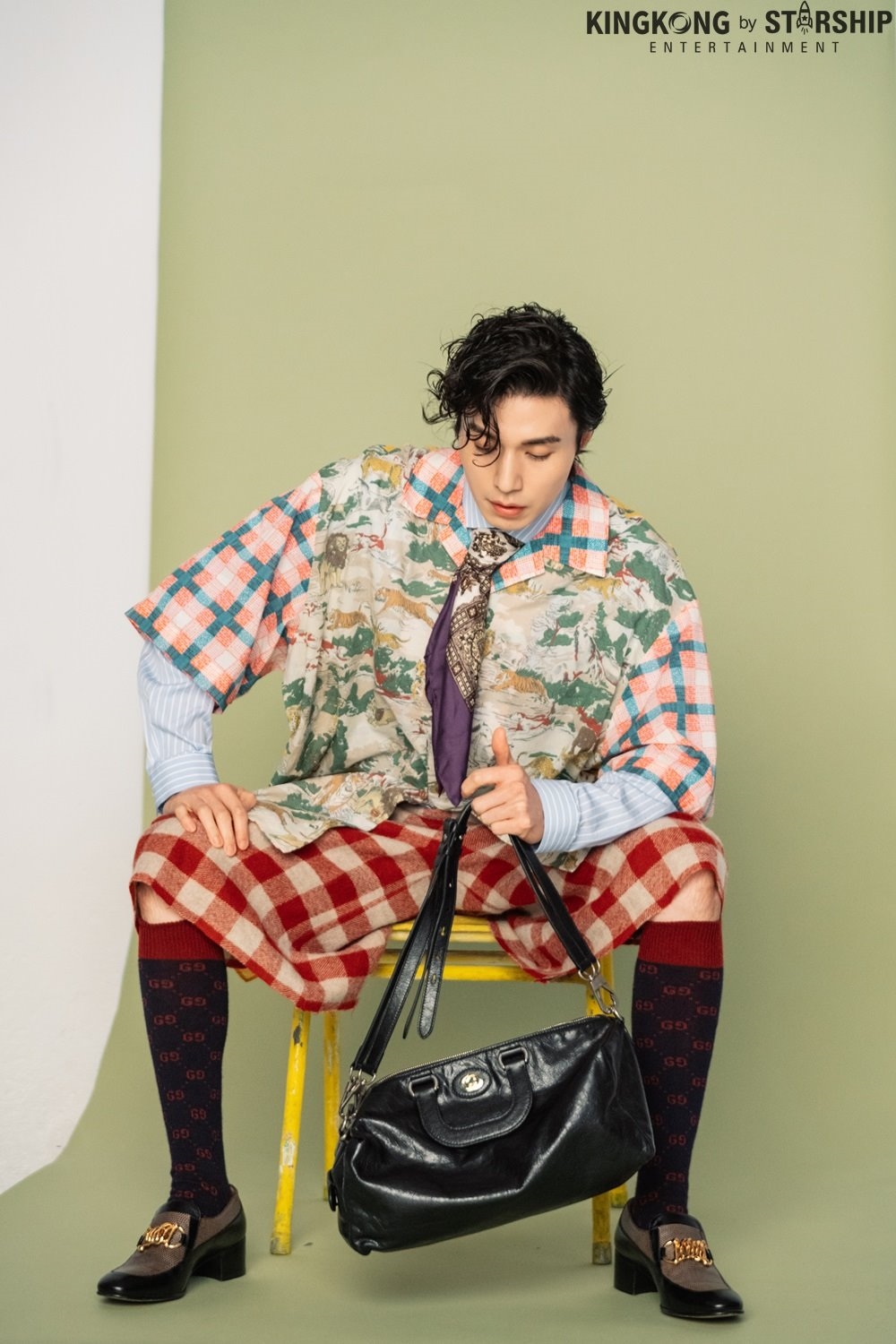 Lee Dong Wook đẹp ma mị với kiểu tóc mới trong bộ ảnh chụp tạp chí mới