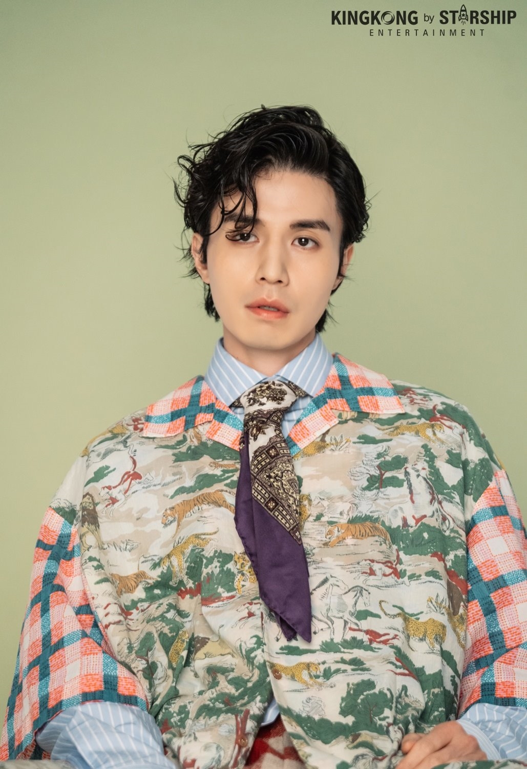 Lee Dong Wook đẹp ma mị với kiểu tóc mới trong bộ ảnh chụp tạp chí mới
