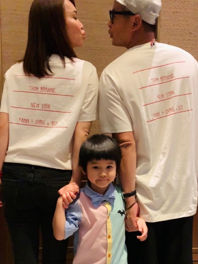 Phạm Văn Phương khoe ảnh gia đình nhỏ kỷ niệm 10 năm kết hôn