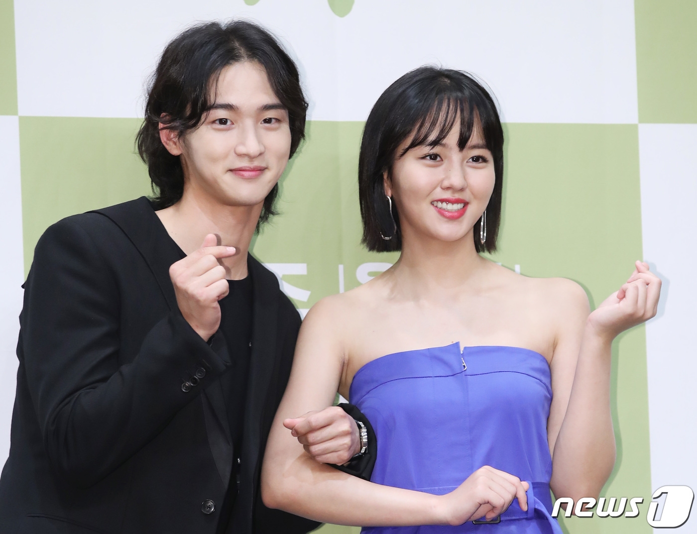 Kim So Hyun vai trần nổi bật giữa dàn nam họp báo 'Tale Of Nok Du'