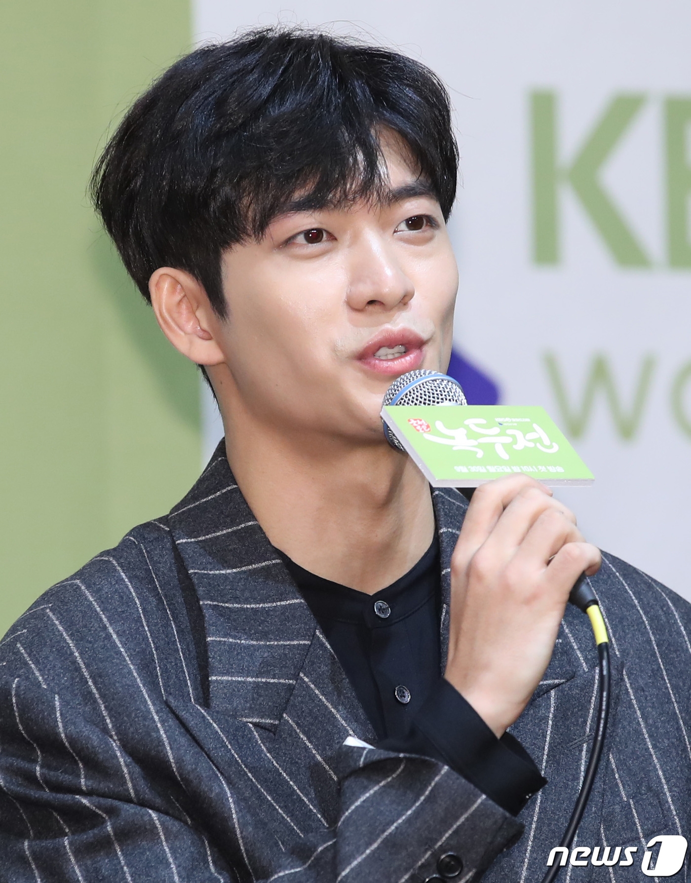 Kim So Hyun vai trần nổi bật giữa dàn nam họp báo 'Tale Of Nok Du'