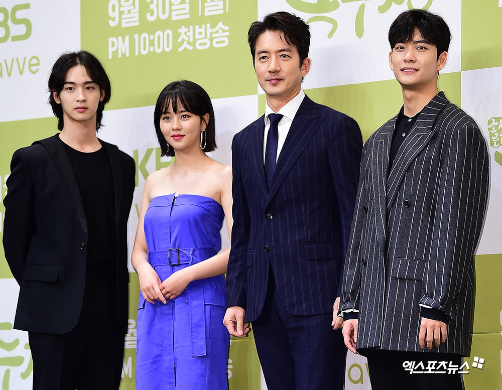 Kim So Hyun vai trần nổi bật giữa dàn nam họp báo 'Tale Of Nok Du'