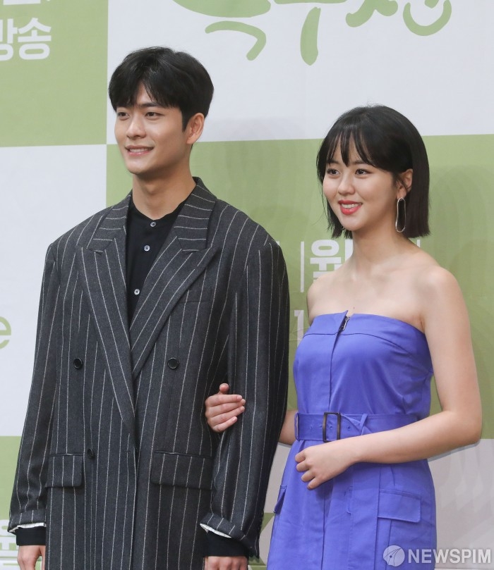 Kim So Hyun vai trần nổi bật giữa dàn nam họp báo 'Tale Of Nok Du'