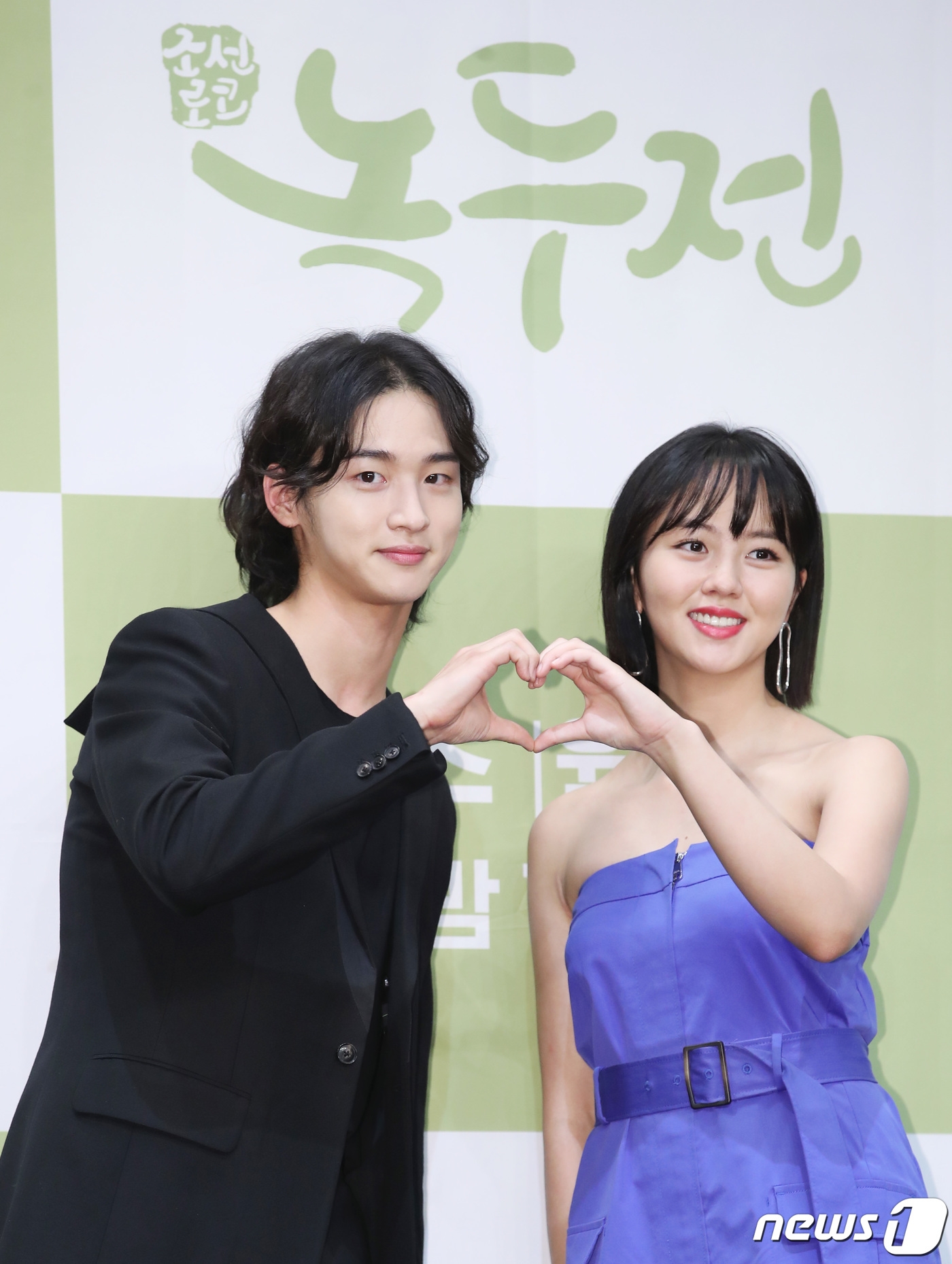 Kim So Hyun vai trần nổi bật giữa dàn nam họp báo 'Tale Of Nok Du'