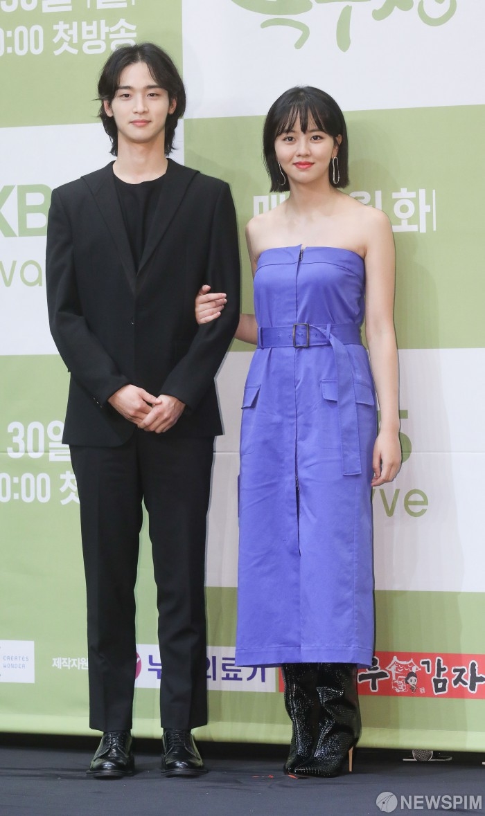 Kim So Hyun vai trần nổi bật giữa dàn nam họp báo 'Tale Of Nok Du'