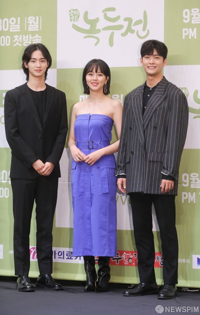 Kim So Hyun vai trần nổi bật giữa dàn nam họp báo 'Tale Of Nok Du'