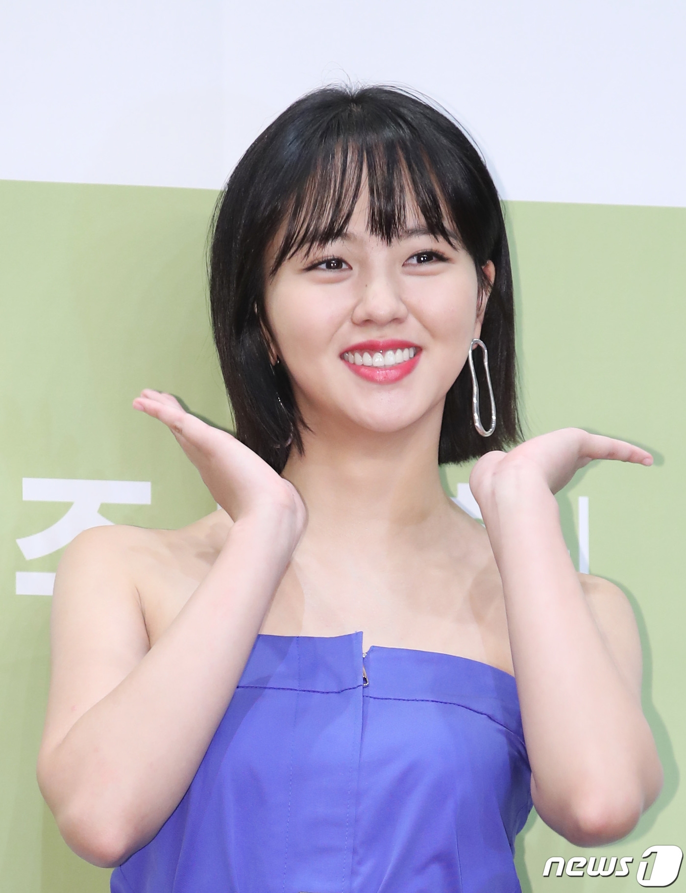 Kim So Hyun vai trần nổi bật giữa dàn nam họp báo 'Tale Of Nok Du'