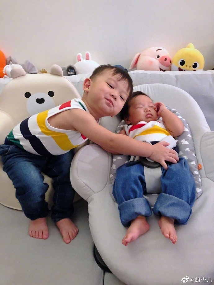 Vợ chồng Hồ Hạnh Nhi tổ chức tiệc 100 ngày cho con trai thứ 2