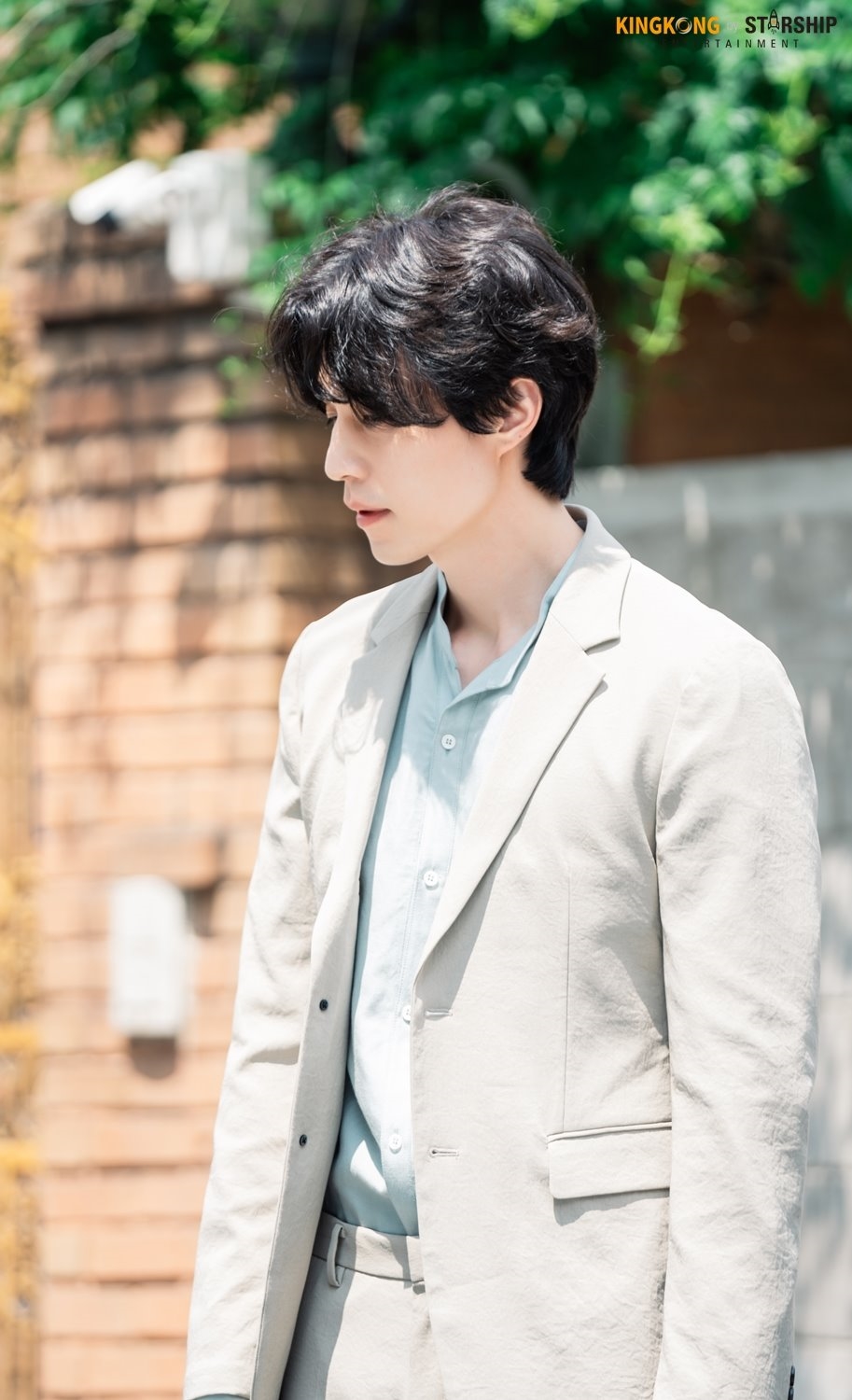 Lee Dong Wook tỏa sáng trong hậu trường 'Stranger From Hell'