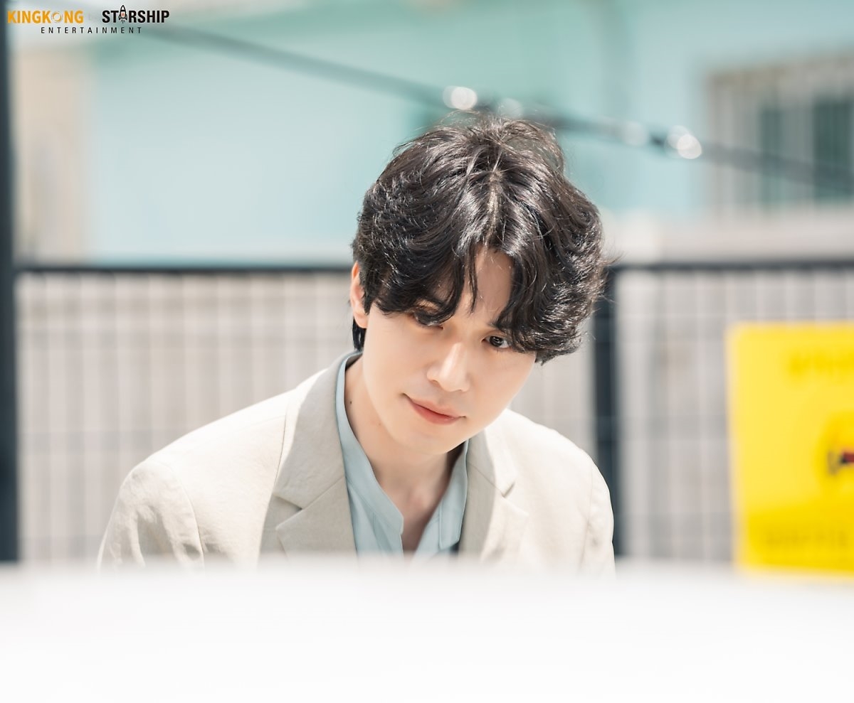Lee Dong Wook tỏa sáng trong hậu trường 'Stranger From Hell'