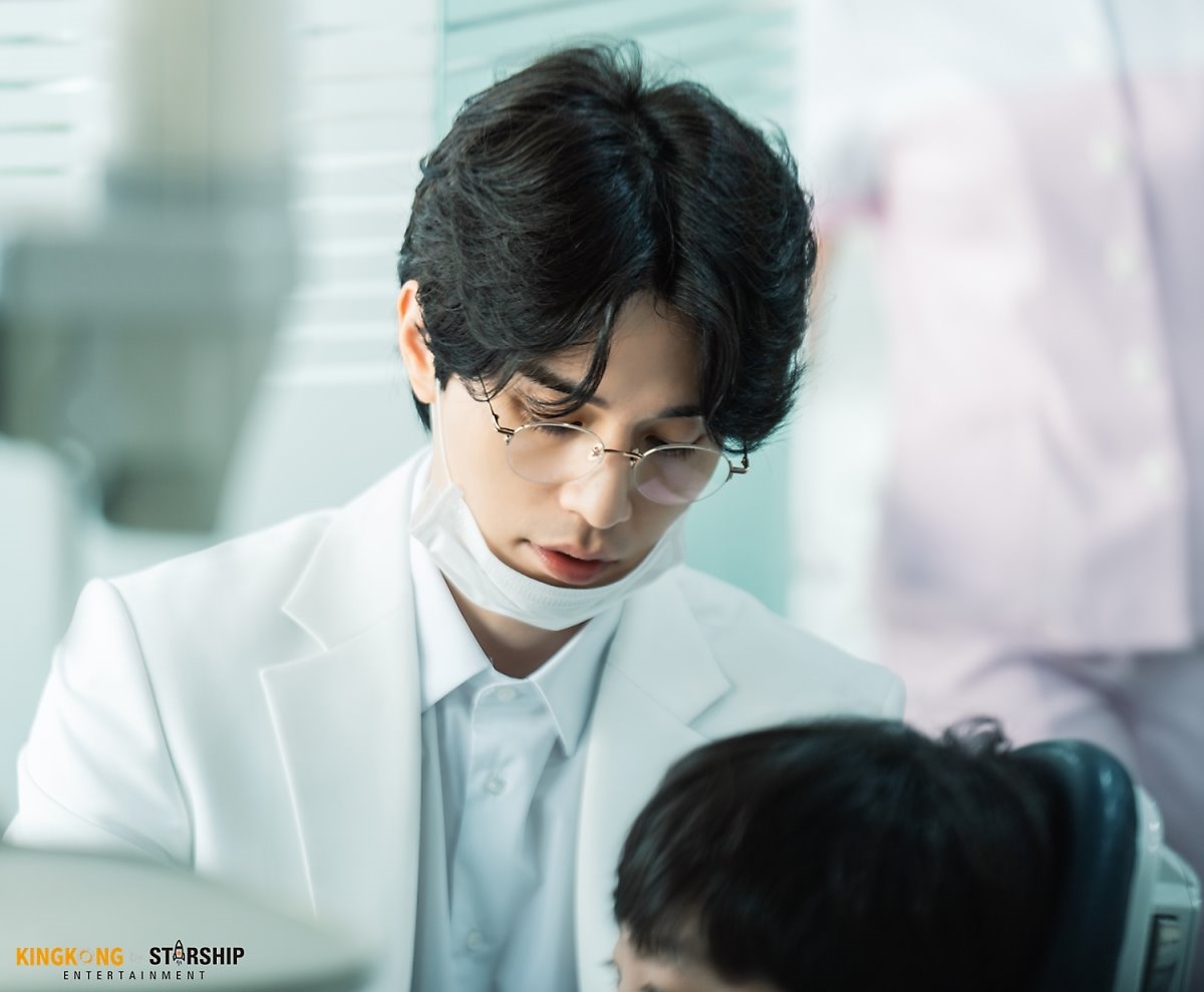 Lee Dong Wook tỏa sáng trong hậu trường 'Stranger From Hell'