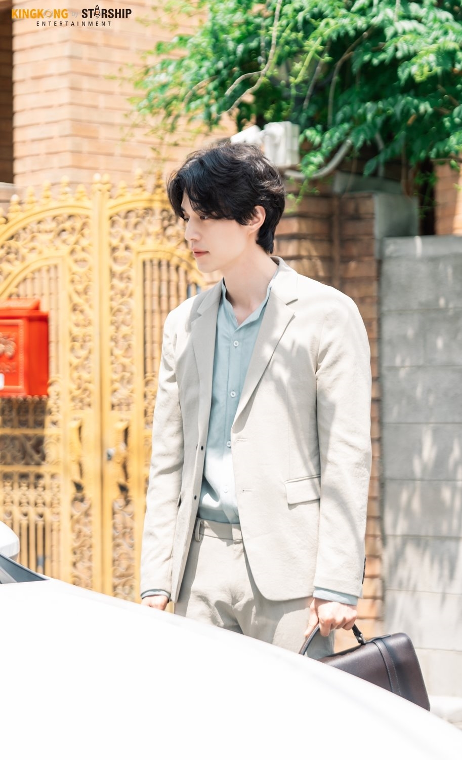 Lee Dong Wook tỏa sáng trong hậu trường 'Stranger From Hell'